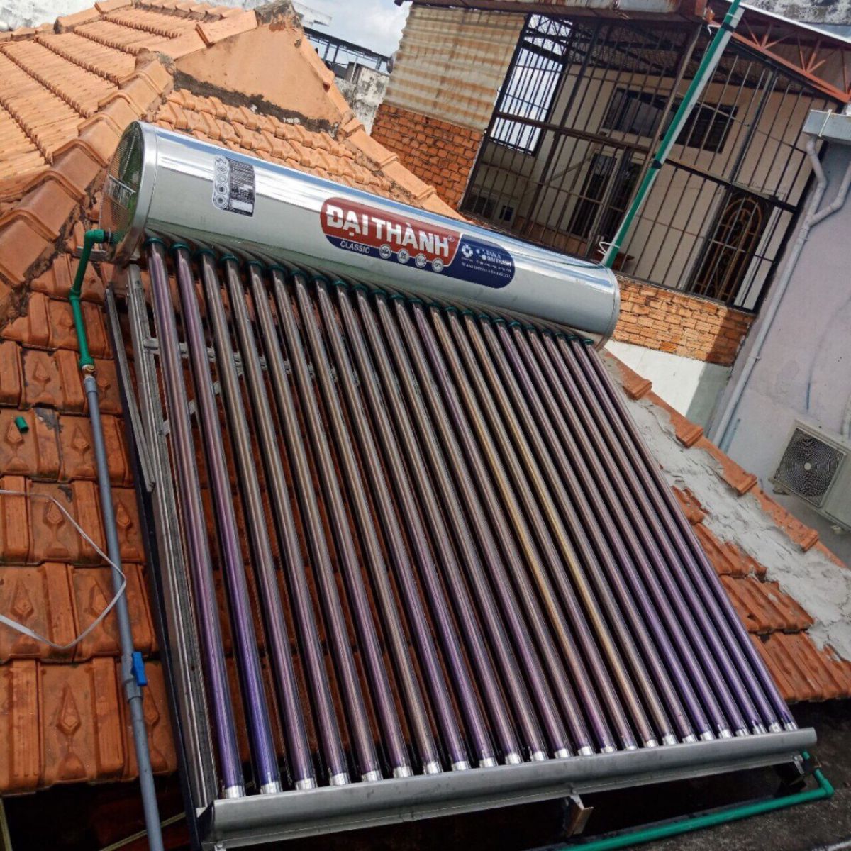 Hình ảnh máy nước nóng năng lượng mặt trời lắp trên mái ngói tại Quận 8.