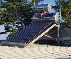 Hình ảnh máy nước nóng năng lượng mặt trời lắp trên mái tol tại Quận 8.